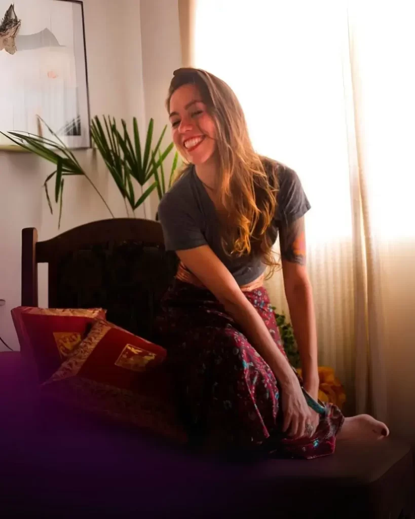 Geisa Vida; Barasal, instrutora da imersão de Yoga, sorrindo em um ambiente iluminado, transmitindo alegria e bem-estar